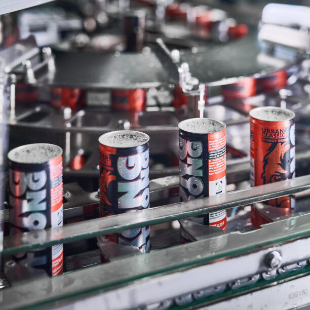 offene Dosen Kong Strong Energydrink, die mir einer schäumenden Flüssigkeit gefüllt sind