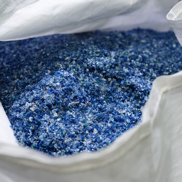 blaue PET Flakes in einem weißen Sack