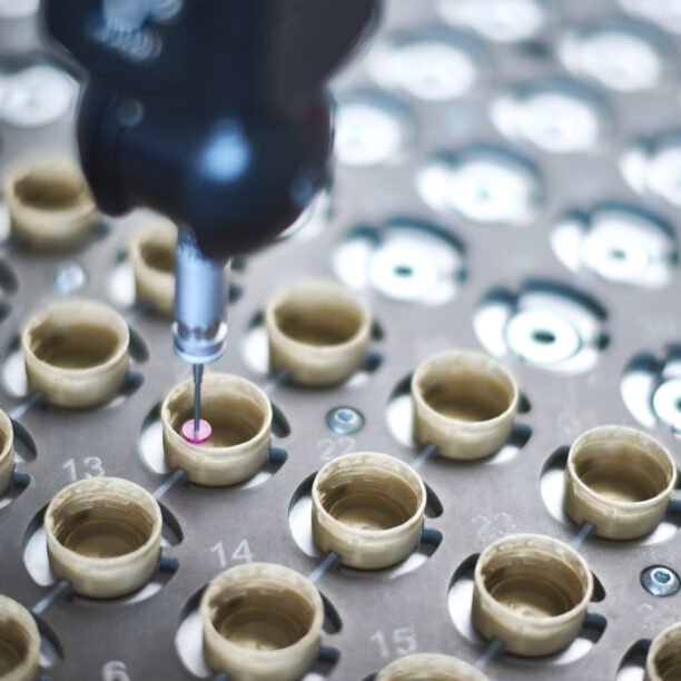 Deckel für PET Flaschen werden graviert